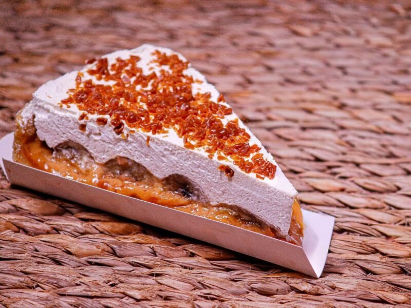 Een punt banoffee pie met slagroom en karamel