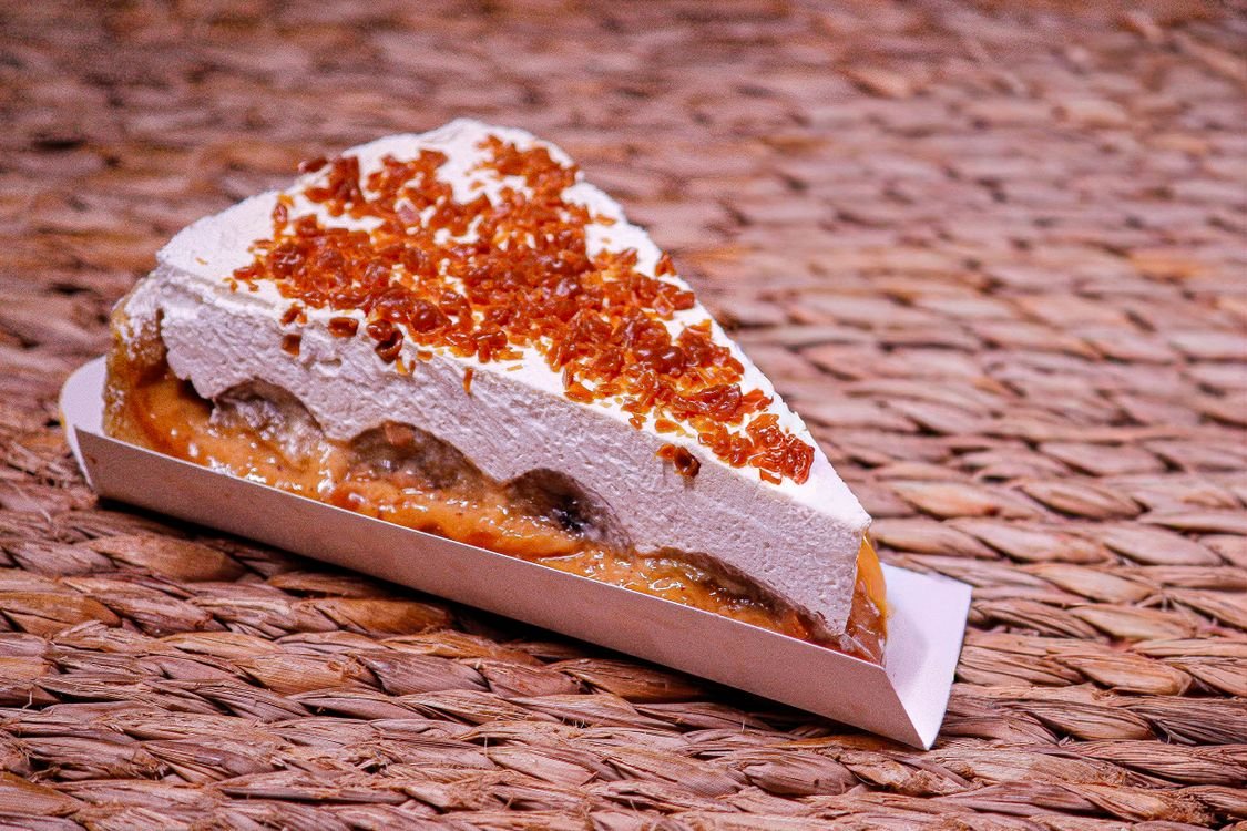 Een punt banoffee pie met slagroom en karamel