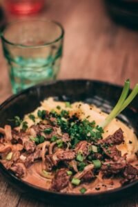 Beef stroganoff met romige saus en peterselie