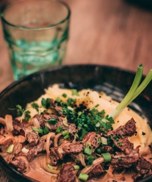 Beef stroganoff met romige saus en peterselie