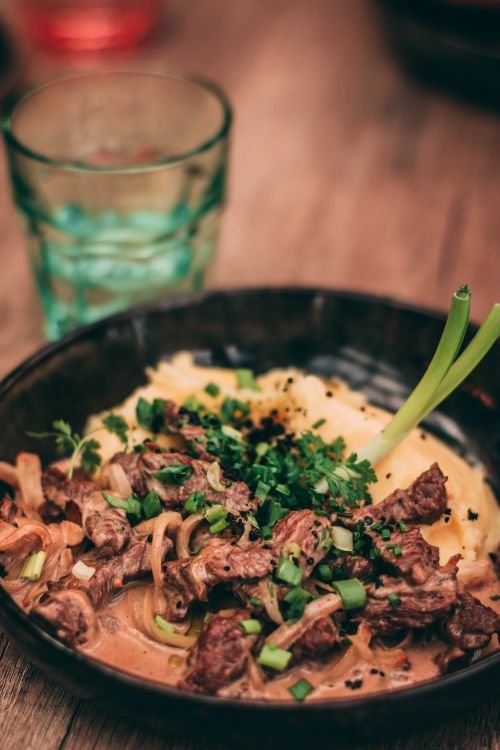 Beef stroganoff met romige saus en peterselie