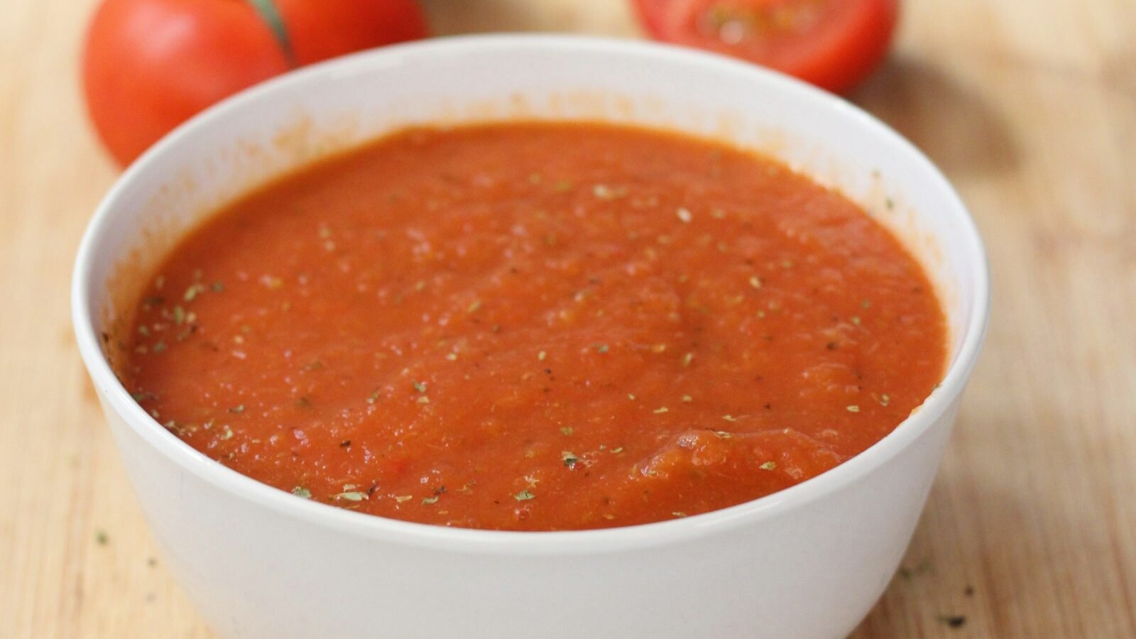 Kom geroosterde tomatensoep met verse basilicum