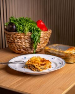 Portie Griekse moussaka met goudbruine bechamelsaus
