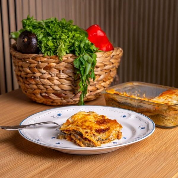 Portie Griekse moussaka met goudbruine bechamelsaus