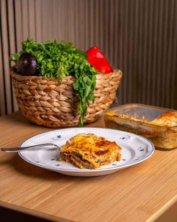 Portie Griekse moussaka met goudbruine bechamelsaus