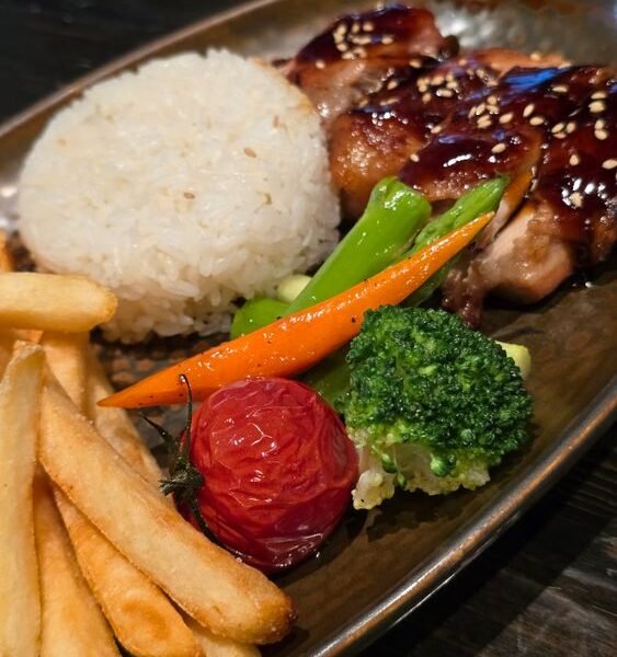 Kip teriyaki met rijst en groenten op een bord
