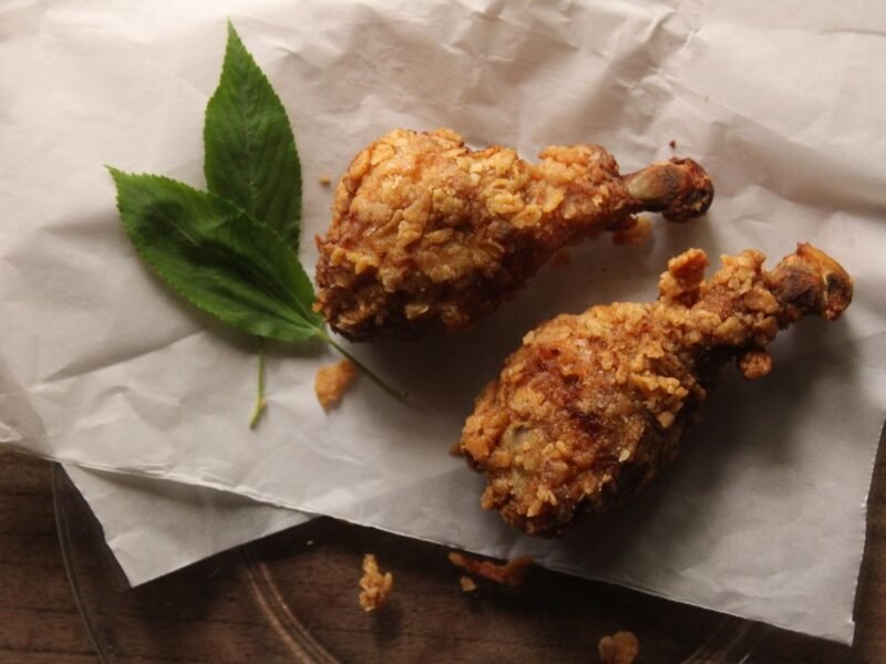 Krokante kip drumsticks op bakpapier