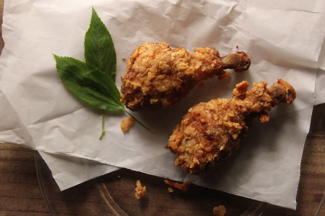 Krokante kip drumsticks op bakpapier