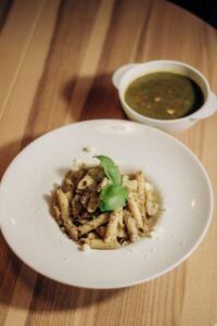 Penne met verse pesto en cherry tomaatjes