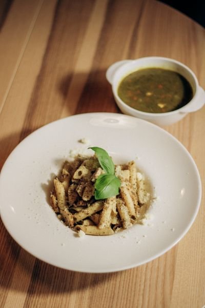 Penne met verse pesto en cherry tomaatjes
