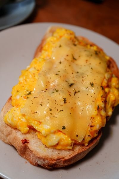 Roerei met avocado op toast