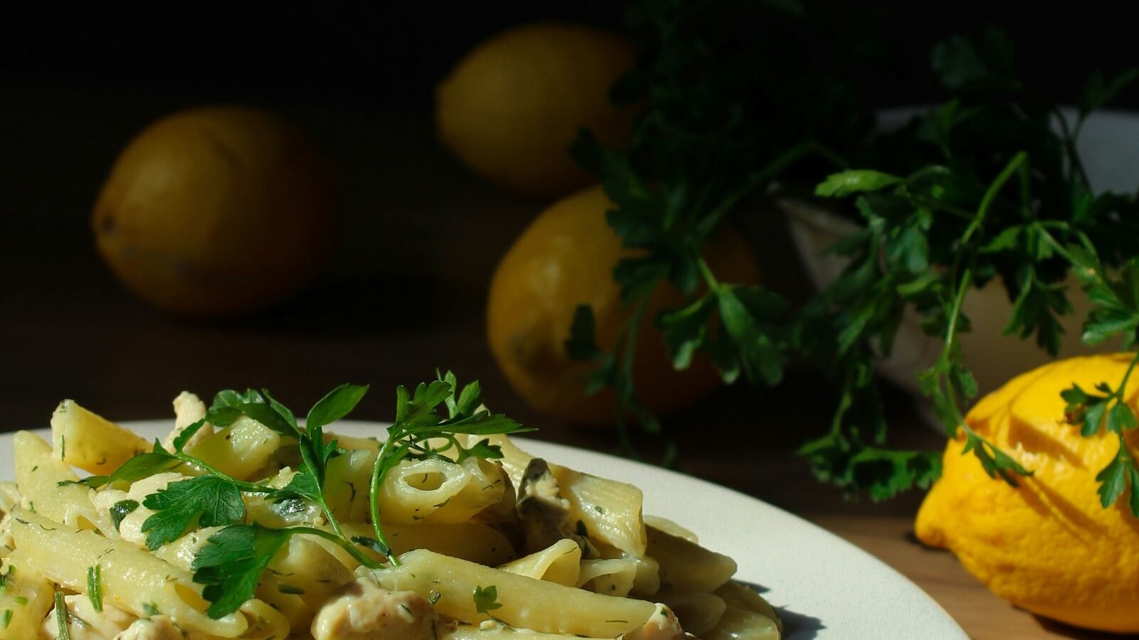 Bord romige pasta met schijfjes citroen