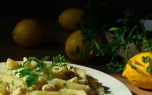Bord romige pasta met schijfjes citroen