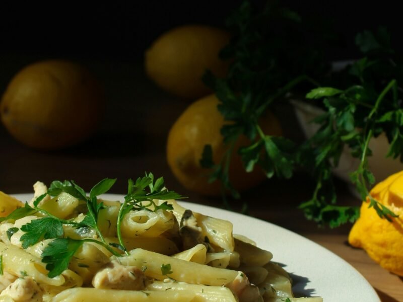 Bord romige pasta met schijfjes citroen
