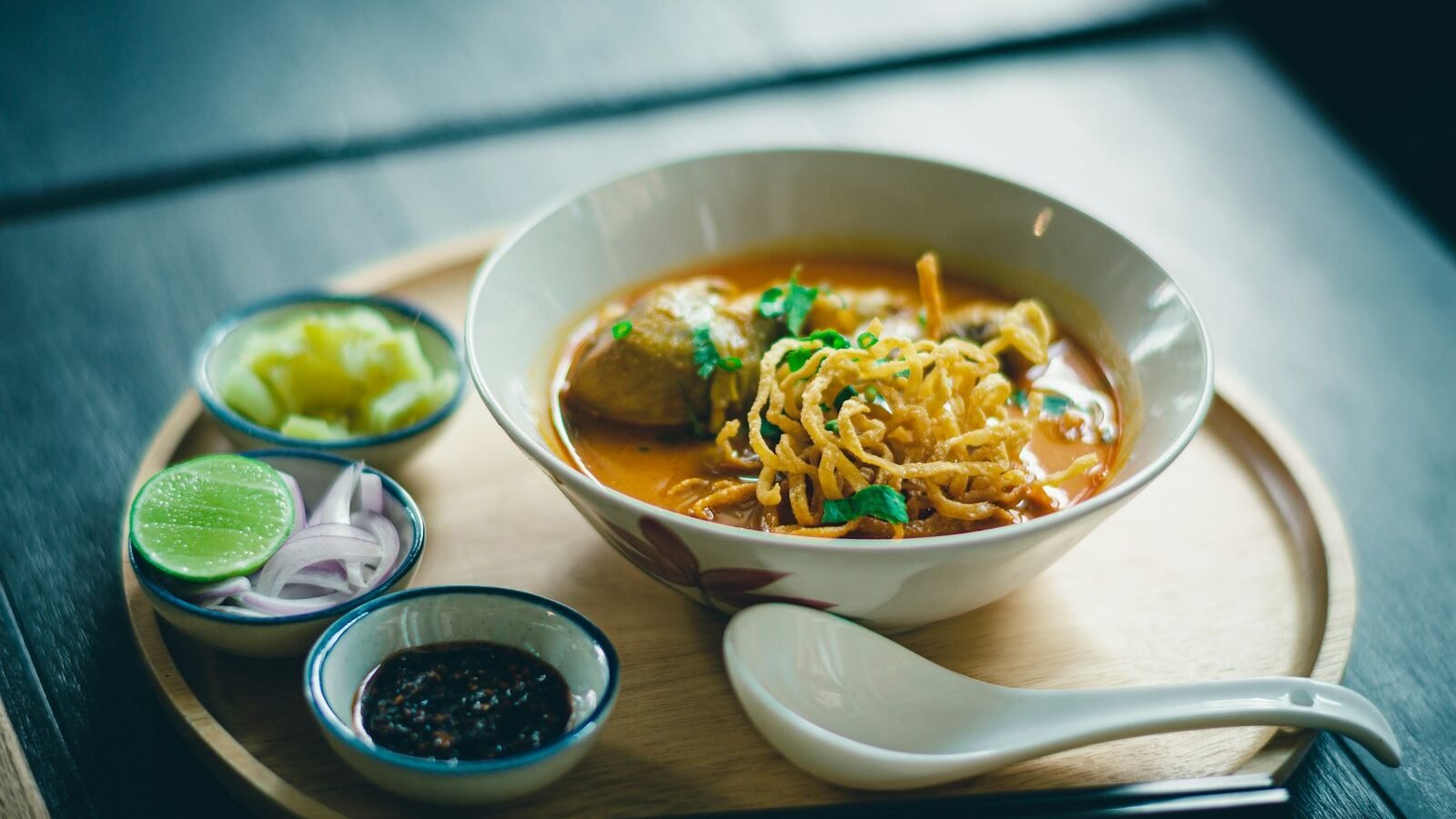 Kom tom kha gai, romige Thaise kokossoep met kip, champignons, citroengras en verse koriander