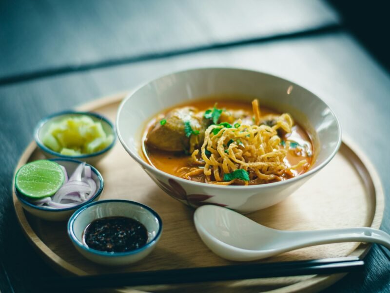 Kom tom kha gai, romige Thaise kokossoep met kip, champignons, citroengras en verse koriander