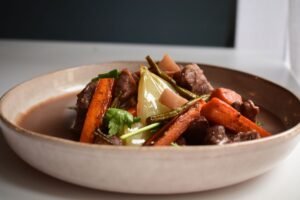 Schaal met malse hachee en groenten