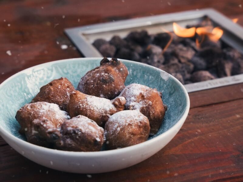 Schaal oliebollen met poedersuiker
