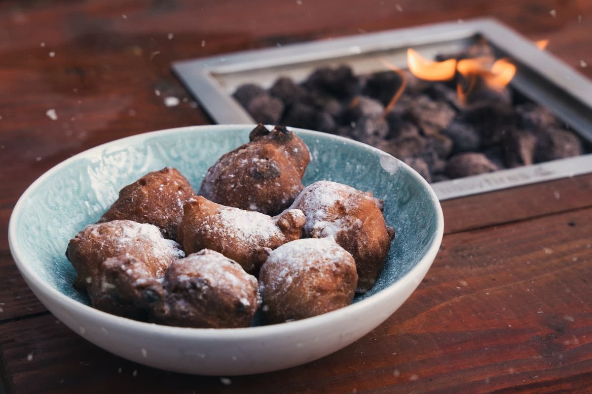 Schaal oliebollen met poedersuiker