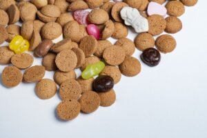 Zelfgebakken pepernoten met snoepgoed